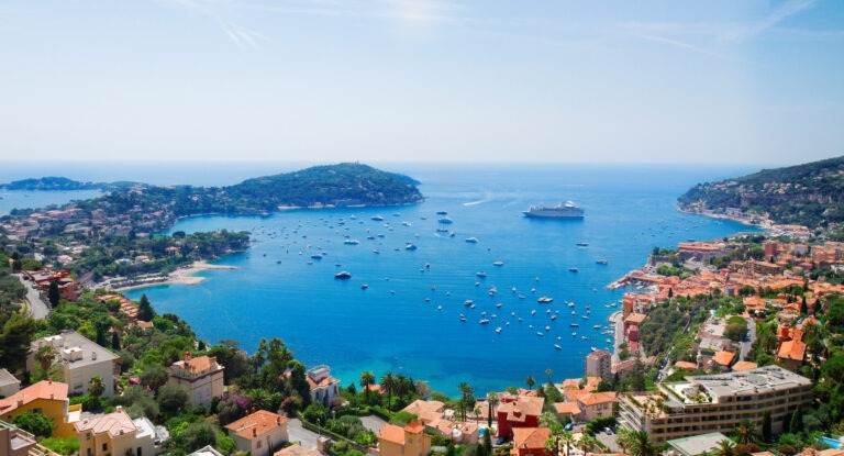 Vue sur une baie de la Côte d’Azur et ses villas en bord de mer