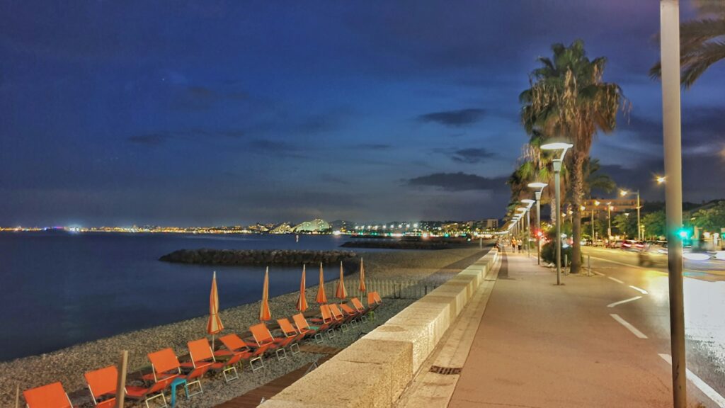 Front de mer de Cagnes-sur-Mer à la tombée de la nuit : diagnostic immobilier par EDIAG