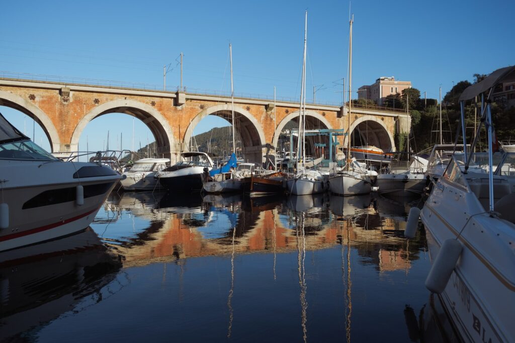 Bateaux amarrés sous un pont à Mandelieu-la-Napoule : diagnostic immobilier par EDIAG