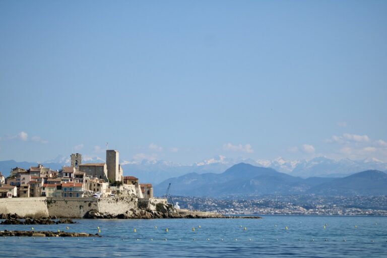 Vieil Antibes vu depuis la mer : DPE à Antibes et Juan-les-Pins par EDIAG