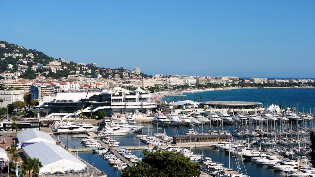 Vue sur Cannes et son port de plaisance : DPE à Cannes par EDIAG