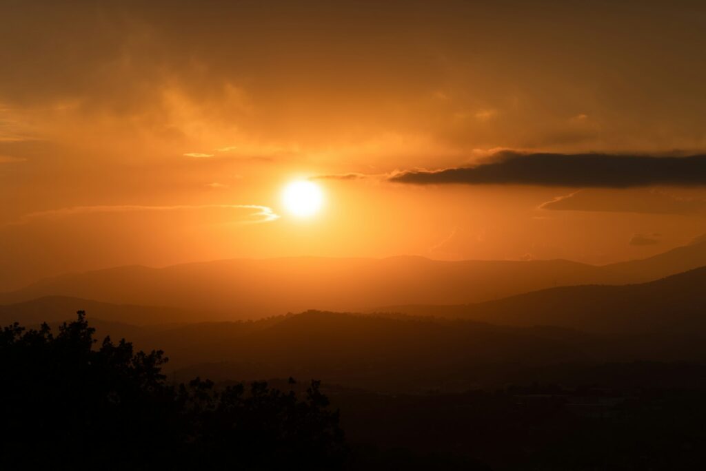Coucher de soleil sur les collines boisées autour de Mougins : DPE à Mougins par EDIAG