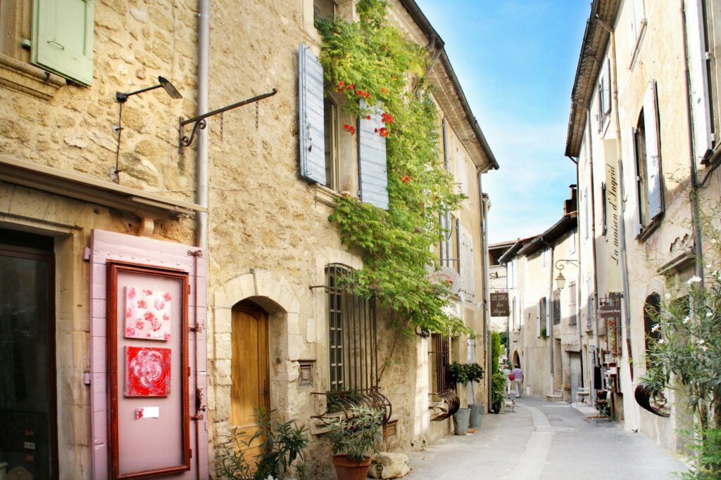 Ruelle en pierre d’un village provençal, bâti ancien comparable au vieux village de Valbonne