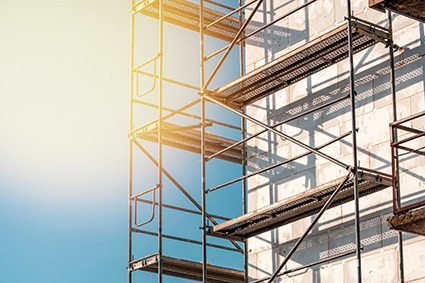 Échafaudage sur la façade d’un immeuble en copropriété : travaux planifiés dans le cadre du PPPT
