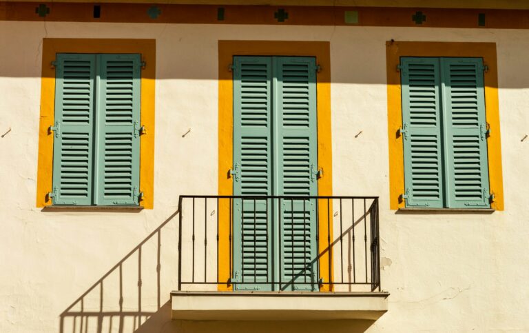 Façade blanche aux volets colorés à Cagnes-sur-Mer