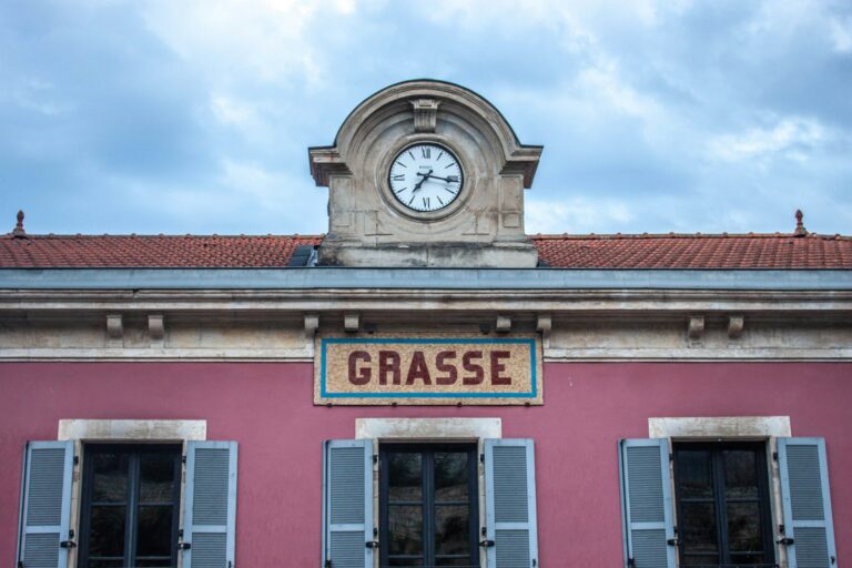 Façade de la gare de Grasse