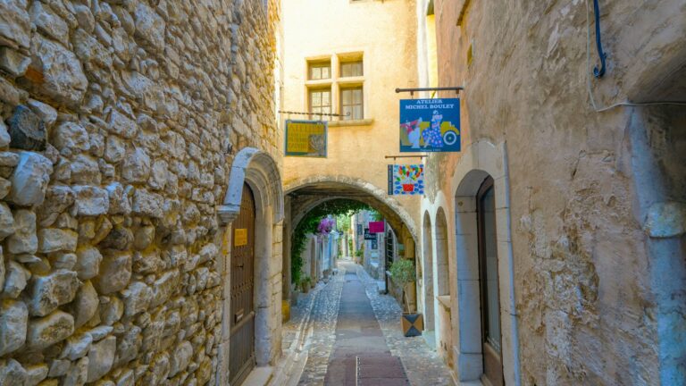 Maison en pierre d’un village de l’arrière-pays provençal