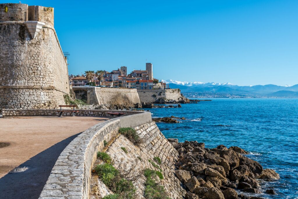 Remparts du Vieil Antibes et logements anciens en bord de mer