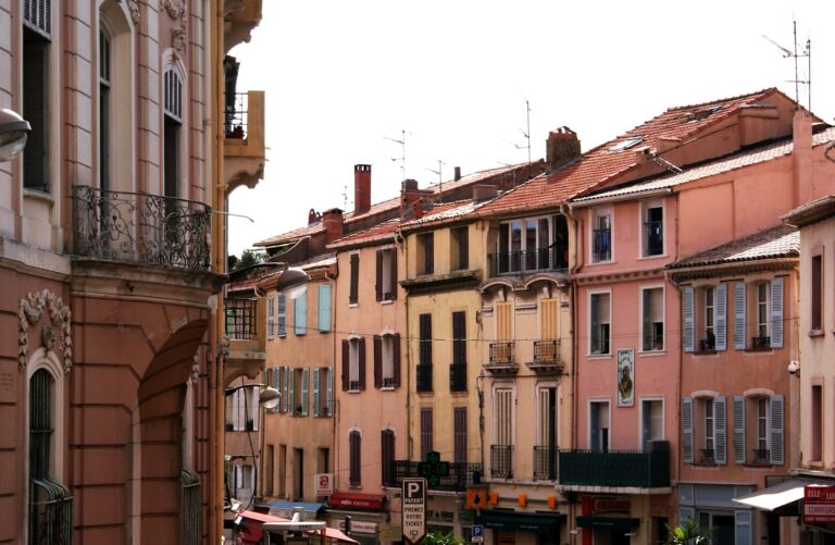 Rue bordée de maisons anciennes dans un centre historique du Var