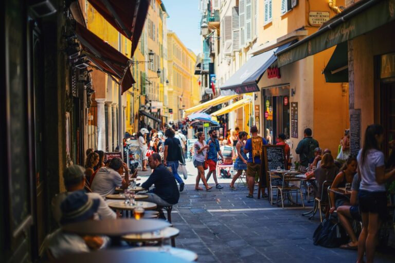 Ruelle du Vieux-Nice bordée d’immeubles anciens