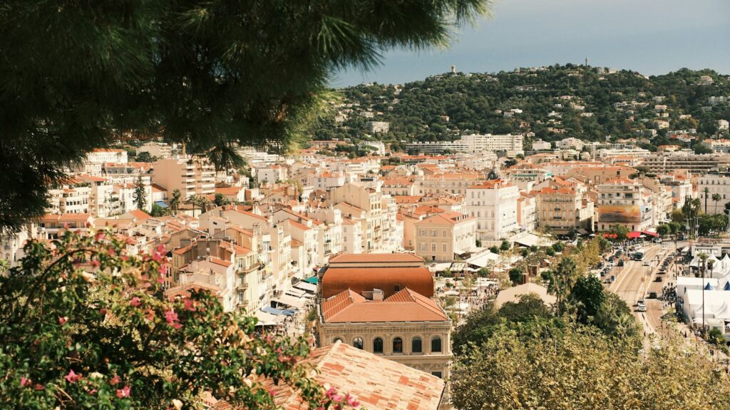 Toits du quartier du Suquet à Cannes, bâti ancien concerné par le diagnostic de performance énergétique